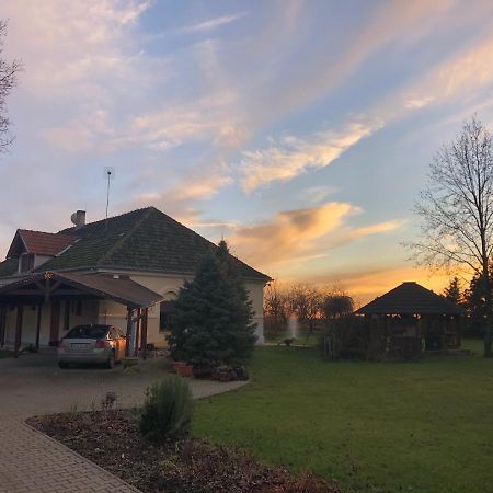 Apartmánové ubytovanie POD DUBOM Polny Kesov Exterior foto