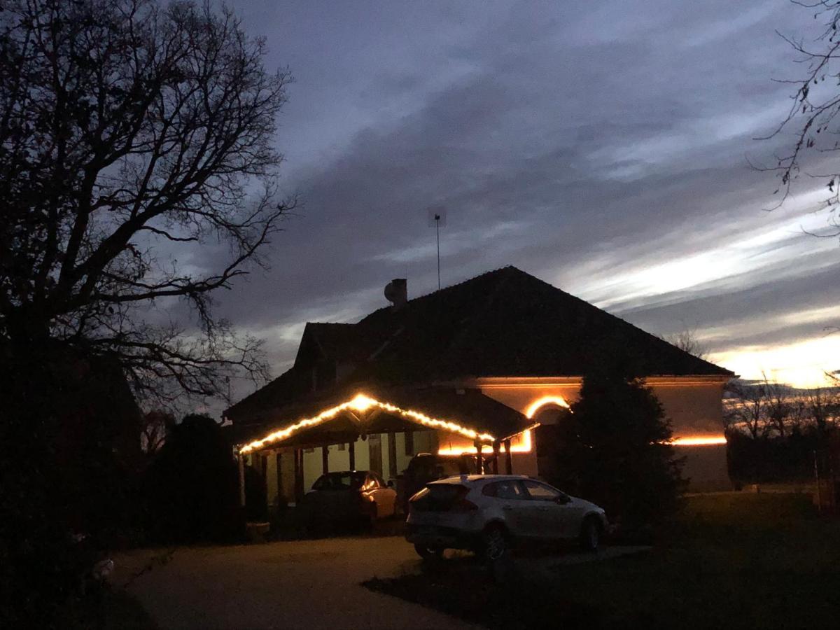 Apartmánové ubytovanie POD DUBOM Polny Kesov Exterior foto