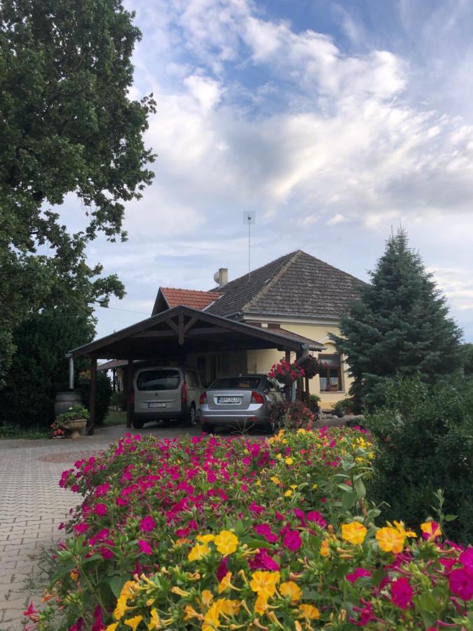 Apartmánové ubytovanie POD DUBOM Polny Kesov Exterior foto