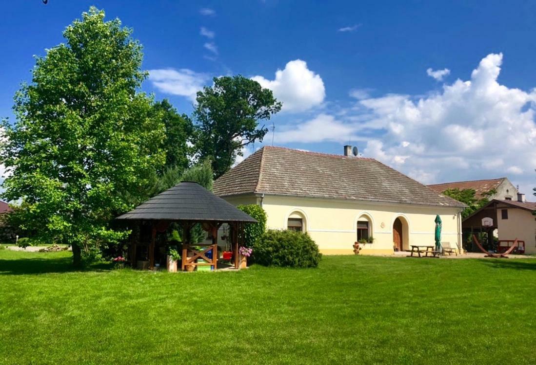 Apartmánové ubytovanie POD DUBOM Polny Kesov Exterior foto